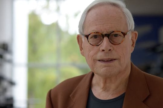 Der Designer Dieter Rams steht im November 2019 in einem Raum im Frankfurter Museum Angewandte Kunst, in der von ihm entworfene Produkte gezeigt werden.