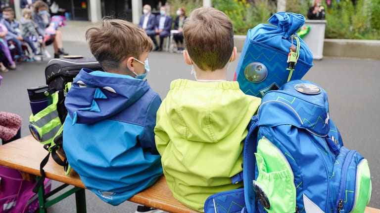 Kinder warten vor einer Schule (Archivbild): Bei ihnen wird derzeit häufiger Grippe als Corona diagnostiziert