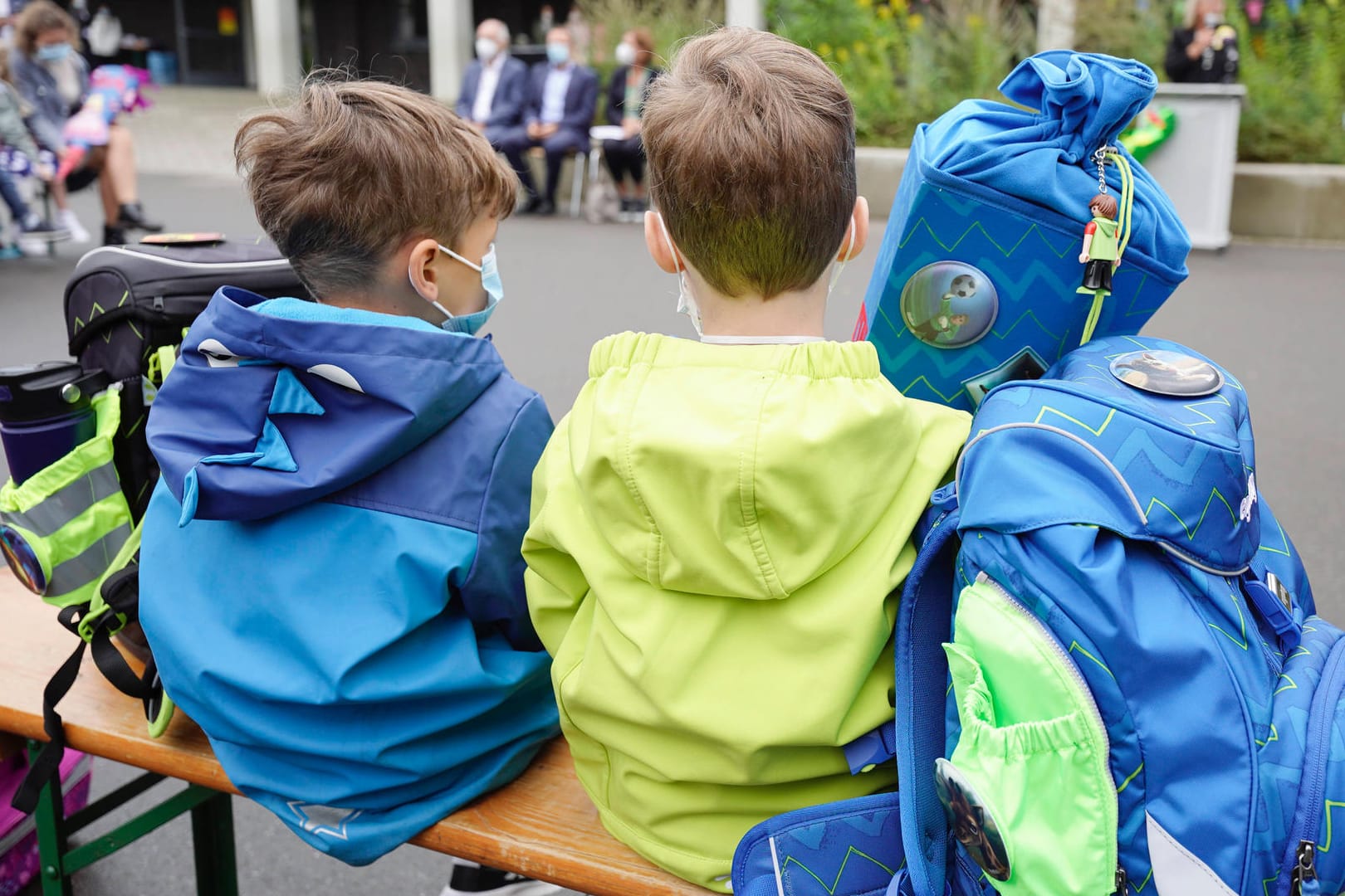 Kinder warten vor einer Schule (Archivbild): Bei ihnen wird derzeit häufiger Grippe als Corona diagnostiziert