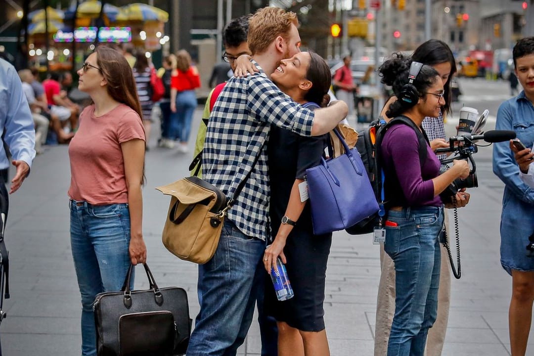 Alexandria Ocasio-Cortez (M), umarmt ihren Verlobten Riley Roberts nach ihrem Sieg bei den Kongresswahlen (Archivbild).