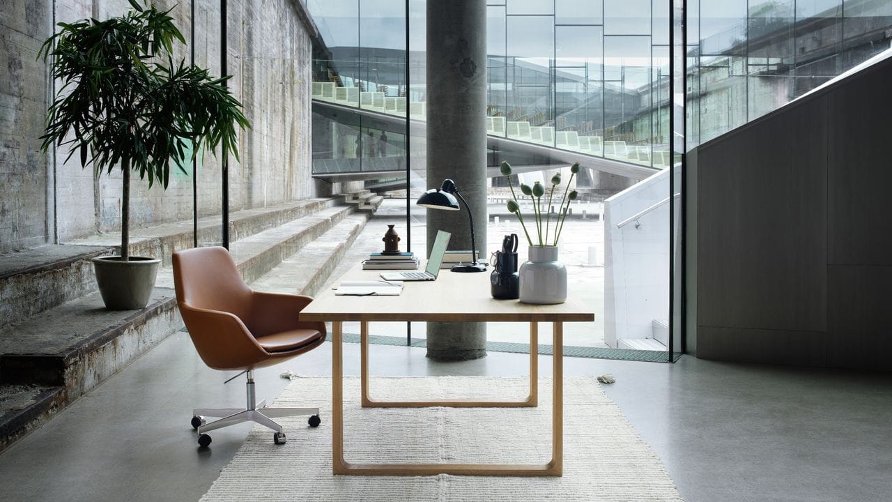 "The little Giraffe", eine Weiterentwicklung des bekannten "Giraffen"-Stuhls von Arne Jacobsen für den Einrichter Fritz Hansen, gibt es auch in einer Variante mit Rollen an den Füßen. "The little Giraffe", eine Weiterentwicklung des bekannten "Giraffen"-Stuhls von Arne Jacobsen für den Einrichter Fritz Hansen, gibt es auch in einer Variante mit Rollen an den Füßen.