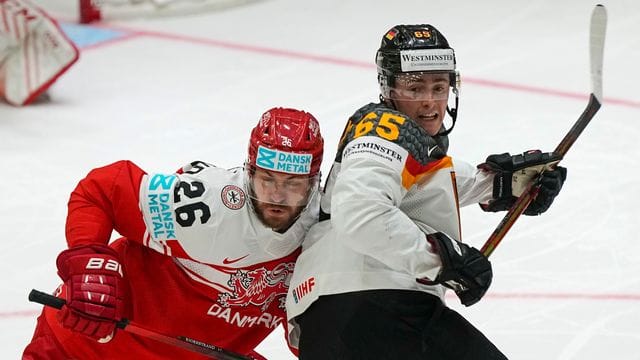Marc Michaelis (r) trifft mit dem DEB-Team auf Italien.