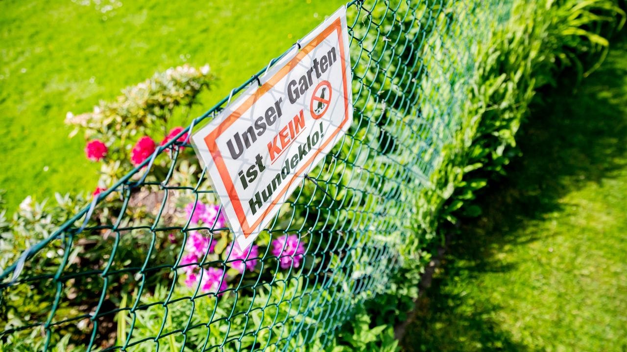 Die Fronten zwischen Nachbarn können sich schnell verhärten und der Streit wird am Zaun ausgetragen. Die Fronten zwischen Nachbarn können sich schnell verhärten und der Streit wird am Zaun ausgetragen.