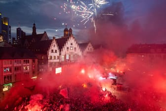 Eintracht Frankfurt feiert Europa-League-Sieg: Die Fans feierten ausgelassen den Sieg ihrer Fußballstars.