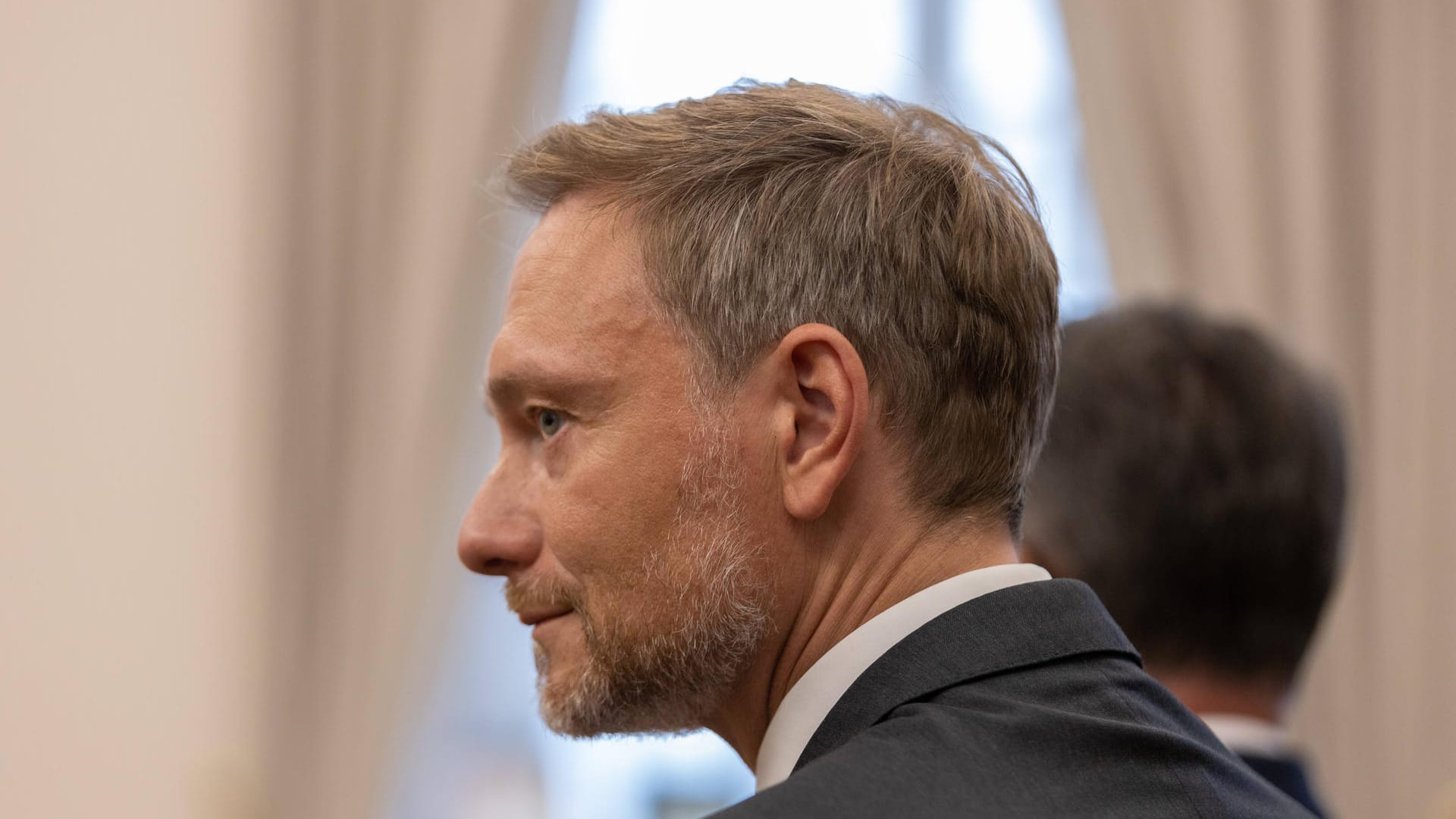 Bundesminister der Finanzen Christian Lindner: Die von Lindner angepeilte Neuverschuldung wird im neuen Etat gehalten.