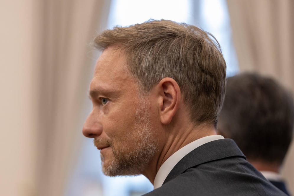 Bundesminister der Finanzen Christian Lindner: Die von Lindner angepeilte Neuverschuldung wird im neuen Etat gehalten.