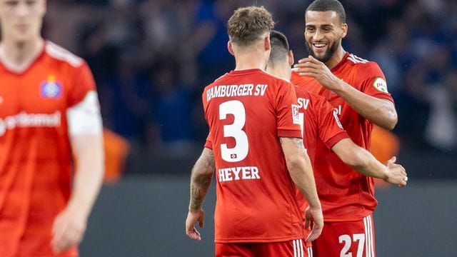 Moritz Heyer (l-r), Ludovit Reis und Josha Vagnoman vom Hamburger SV freuen sich über den Sieg. Moritz Heyer (l-r), Ludovit Reis und Josha Vagnoman vom Hamburger SV freuen sich über den Sieg.