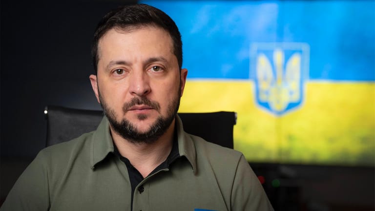 Wolodymyr Selenskyj bei einer Videoansprache (Archivbild): Der ukrainische Präsident ist besorgt über die Lage im Donbass.