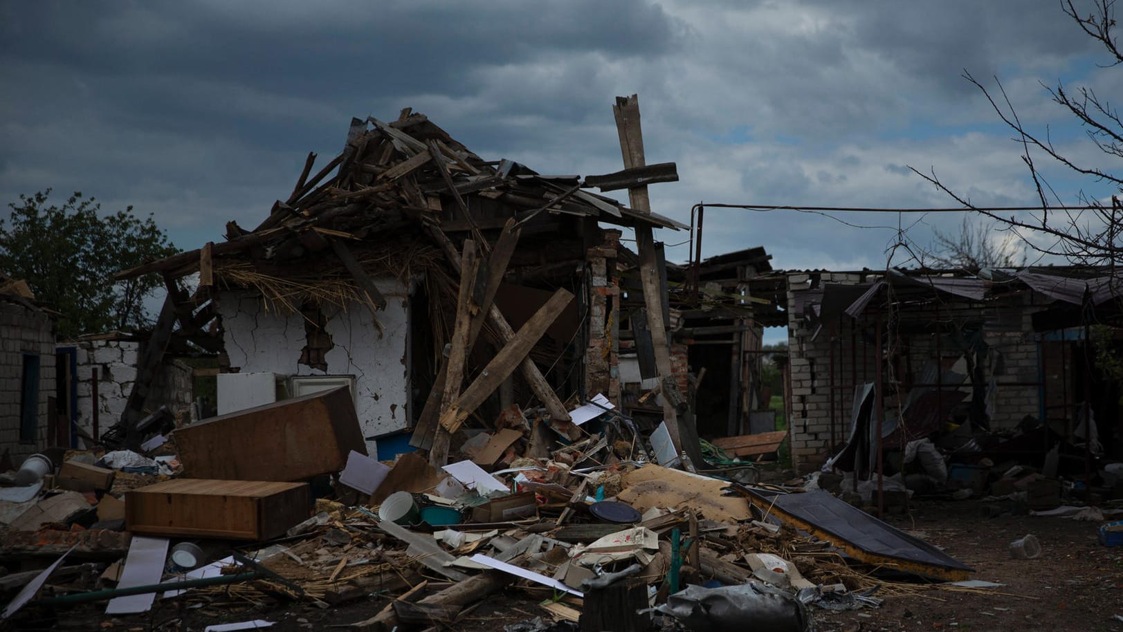 Ein von russischen Truppen zerstörtes Haus in Charkiw (Archivbild): Die Lage im Donbass ist dramatisch.