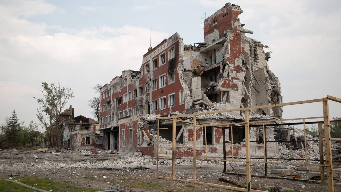 Eine zerstörte Fabrik in der Donbass-Region (Archivbild): Der ukrainische Präsident spricht von einer dramatischen Situation in dem Gebiet.
