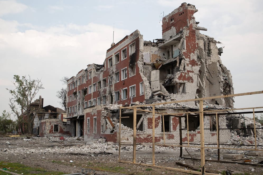 Eine zerstörte Fabrik in der Donbass-Region (Archivbild): Der ukrainische Präsident spricht von einer dramatischen Situation in dem Gebiet.