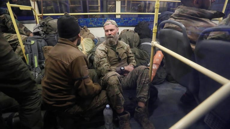 Ukrainische Soldaten, die in Mariupol kapituliert haben, werden in die sogenannten Volksrepubliken gebracht: Ihnen drohen Folter und ein Schauprozess.