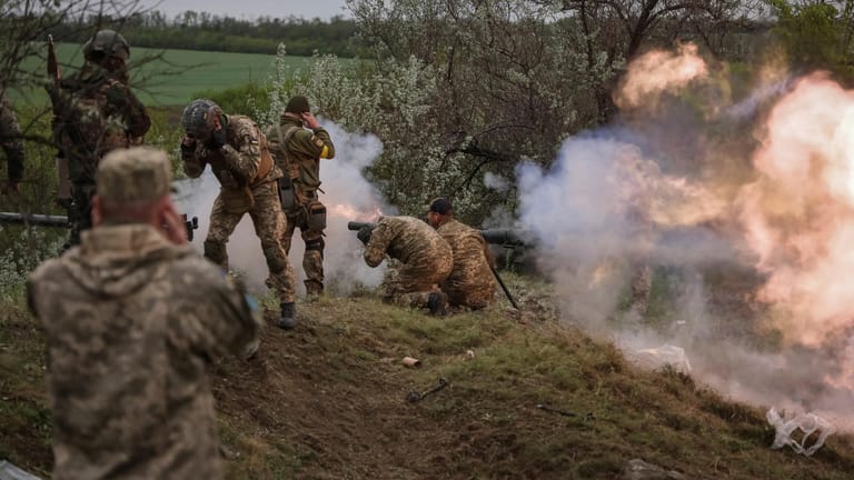Ukrainische Soldaten feuern mit Panzerabwehrwaffen: Bislang gelang es den ukrainischen Kräften, Russland auch im Osten immer wieder zurückzudrängen.