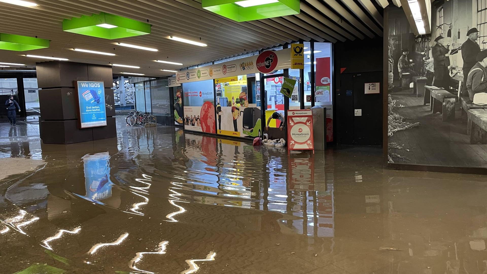 Die Arnulf-Klett-Passage am Stuttgarter Hauptbahnhof: Die Überschwemmung ist schon nach kurzer Zeit wieder von selbst abgeflossen.