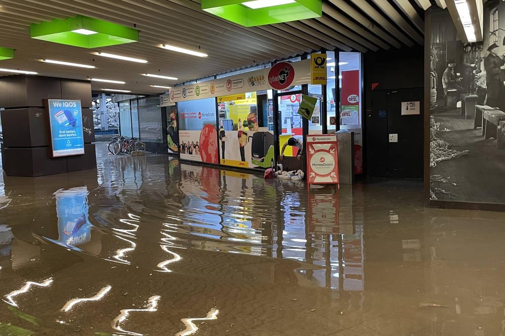 Die Arnulf-Klett-Passage am Stuttgarter Hauptbahnhof: Die Überschwemmung ist schon nach kurzer Zeit wieder von selbst abgeflossen.