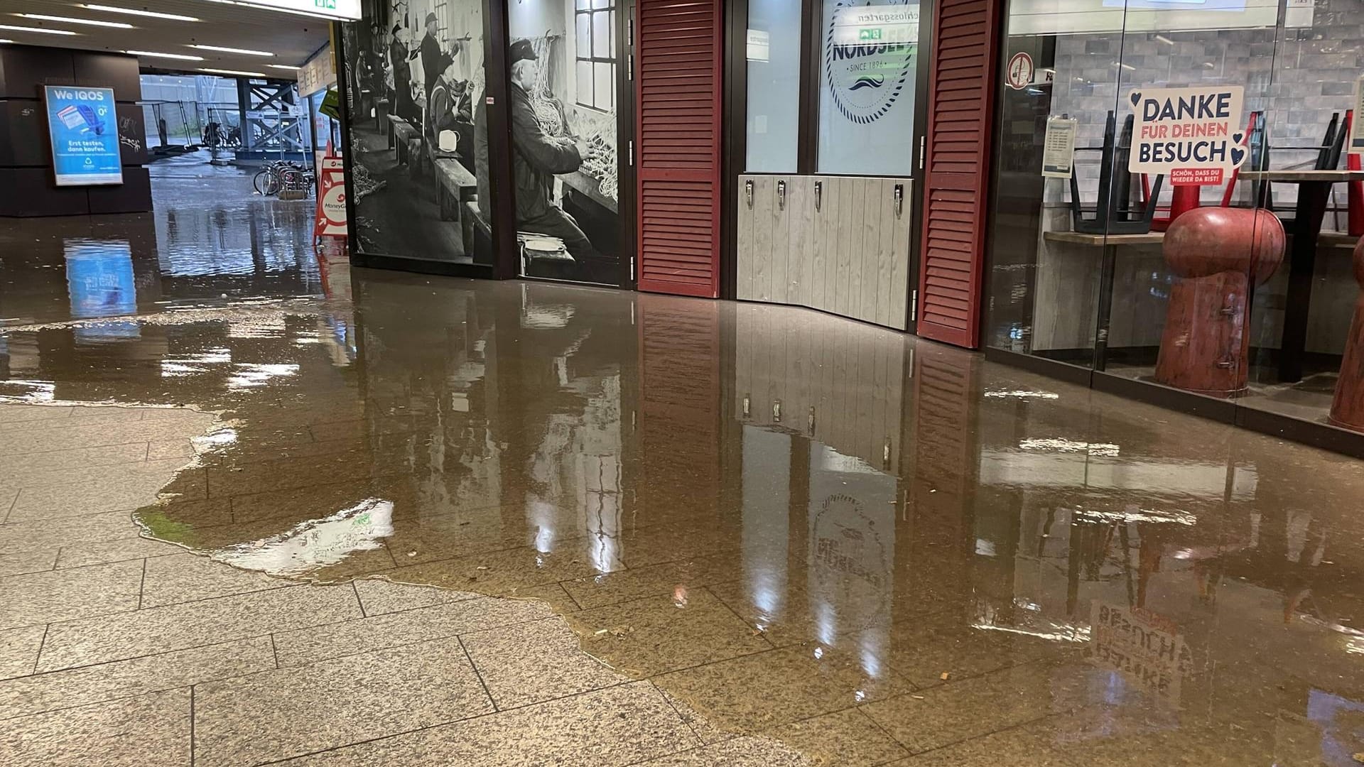 Die Arnulf-Klett-Passage am Stuttgarter Hauptbahnhof: Heftige Hagel-und Regenschauer haben sie kurzzeitig unter Wasser gesetzt.