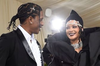 Geübt im großen Auftritt: Im Januar hatten Rihanna und Asap Rocky mit einer Serie von Fotos bekannt gemacht, dass sie ihr erstes gemeinsames Kind erwarten.