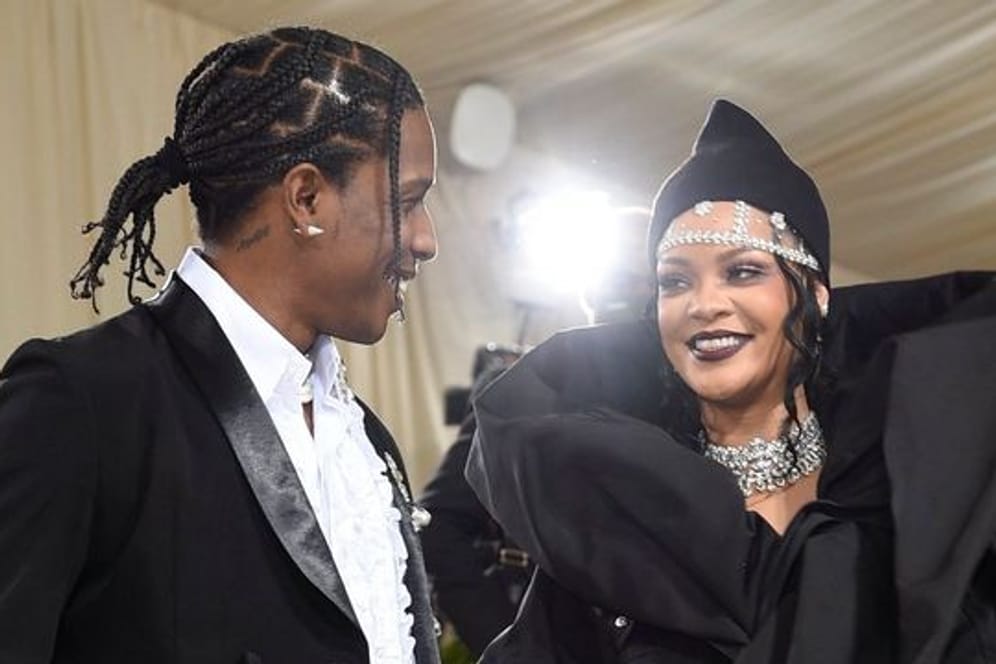 Geübt im großen Auftritt: Im Januar hatten Rihanna und Asap Rocky mit einer Serie von Fotos bekannt gemacht, dass sie ihr erstes gemeinsames Kind erwarten.