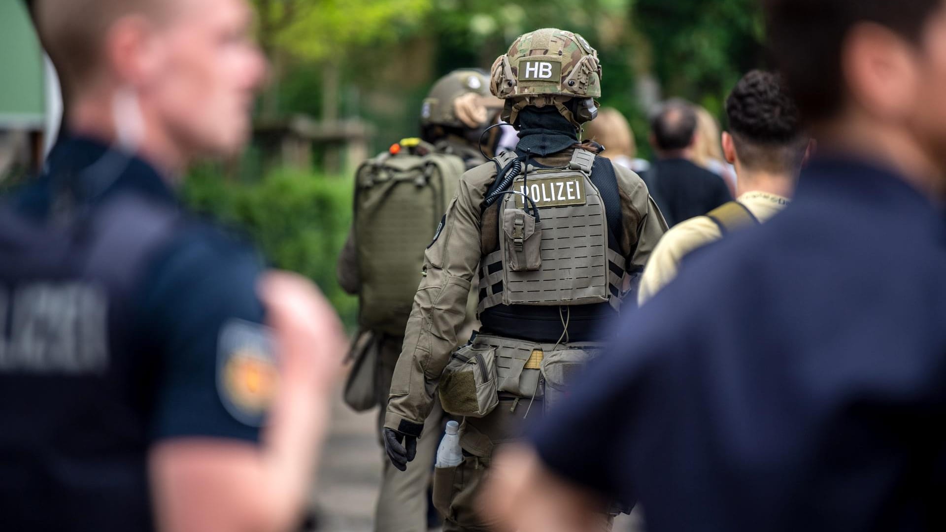 Einsatzkräfte begleiten die Schülerinnen und Schüler aus der Schule (Archivbild): Das Tatmotiv des Armbrustschützen ist weiterhin unbekannt.