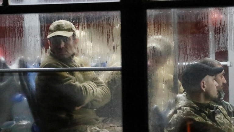 Das Foto der Nachrichtenagentur Reuters soll ukrainische Soldaten zeigen, die nach der Gefangennahme aus dem Stahlwerk in eine Kleinstadt nahe Donezk gebracht werden.