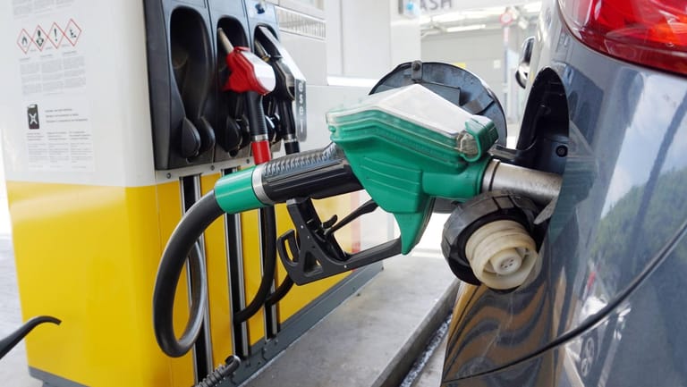 Tankstelle (Symbolbild): Die Spritpreise dürften ab Juni sinken.