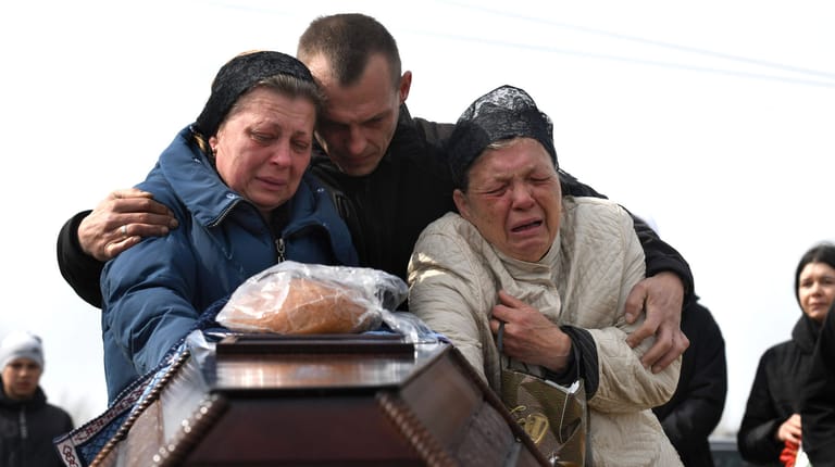 Trauernde in Butscha: Viele Leichen konnten kaum identifiziert werden.