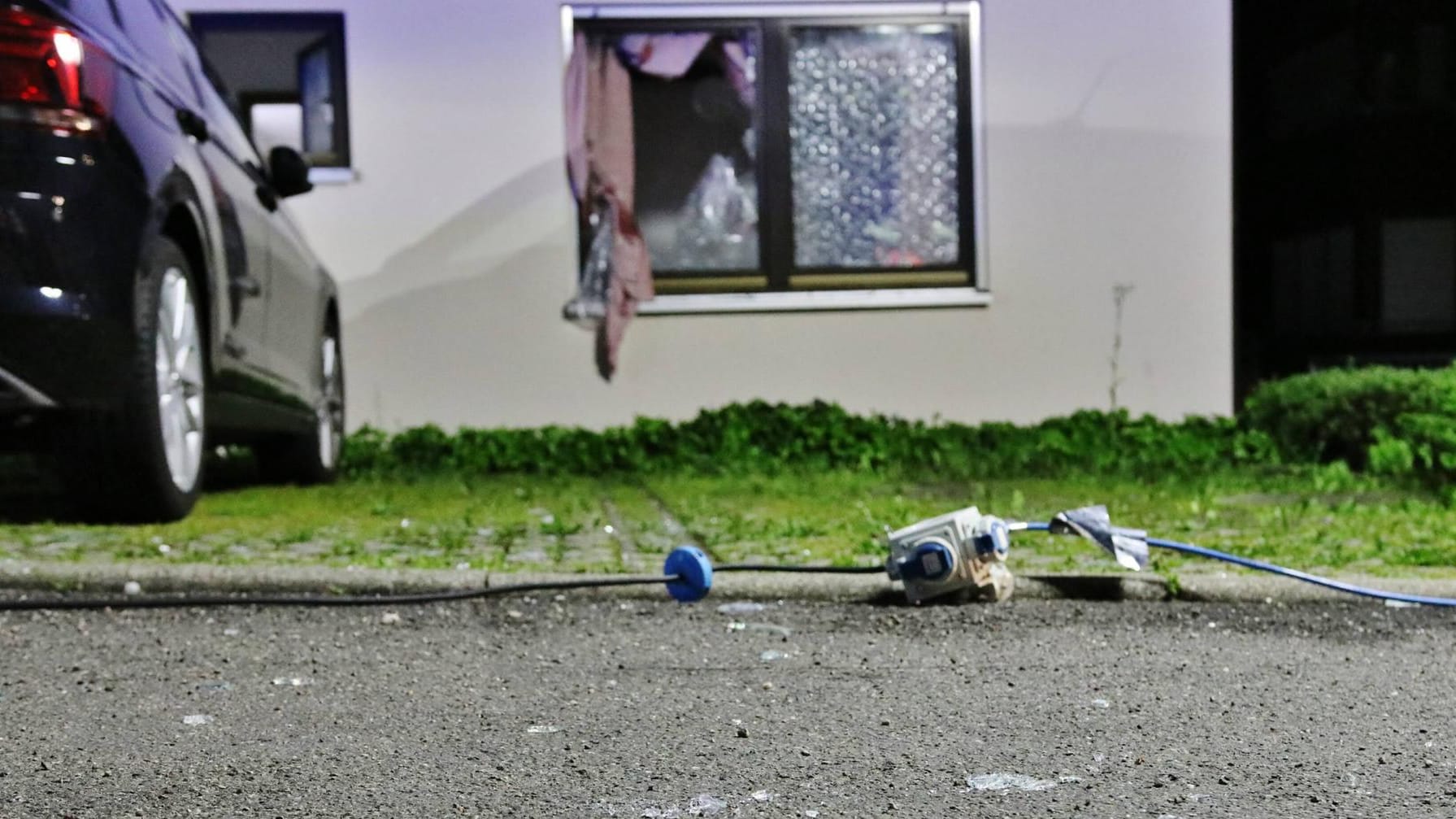 Ein zerstörtes Fenster in einem Mehrfamilienhaus: Die Explosion einer handelsüblichen Gaskartusche hat in Welzheim großen Schaden angerichtet. Ein zerstörtes Fenster in einem Mehrfamilienhaus: Die Explosion einer handelsüblichen Gaskartusche hat in Welzheim großen Schaden angerichtet.