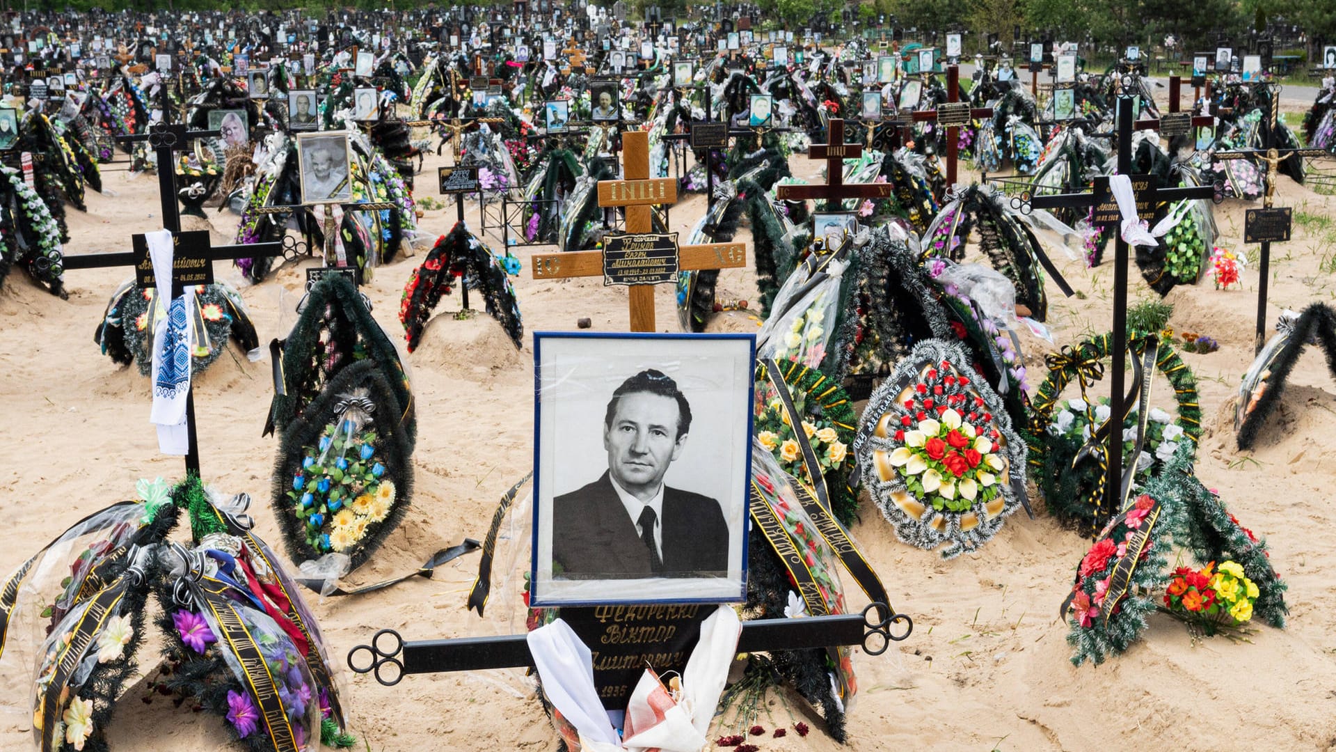 Friedhof in Butscha: Mitte April meldete die Ukraine, dass in Butscha und nächster Umgebung mehr als 700 Leichen gefunden wurden. Seitdem ist die Zahl weiter gewachsen.