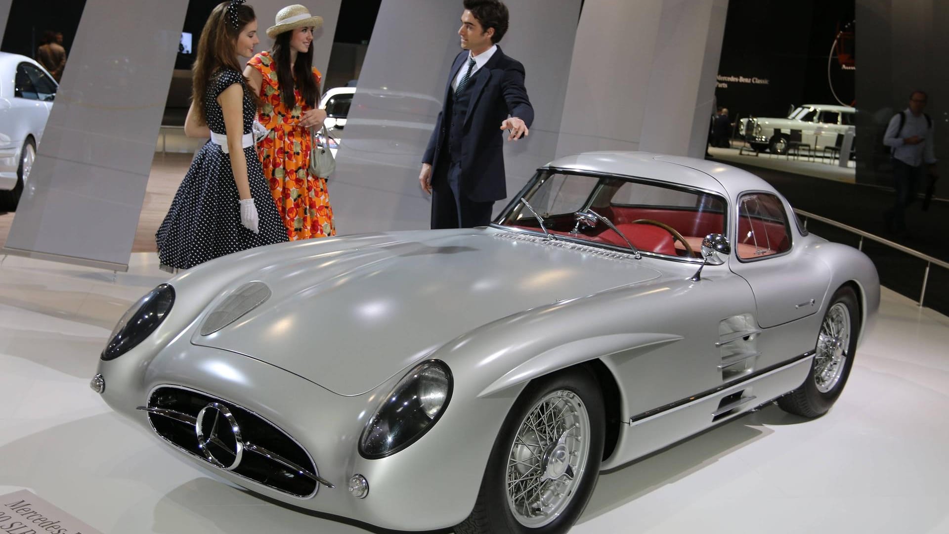 Models betrachten den Mercedes Benz 300 SLR Uhlenhaut Coupé: Bei einer Versteigerung wurde der Wagen zum teuersten Fahrzeug der Welt.