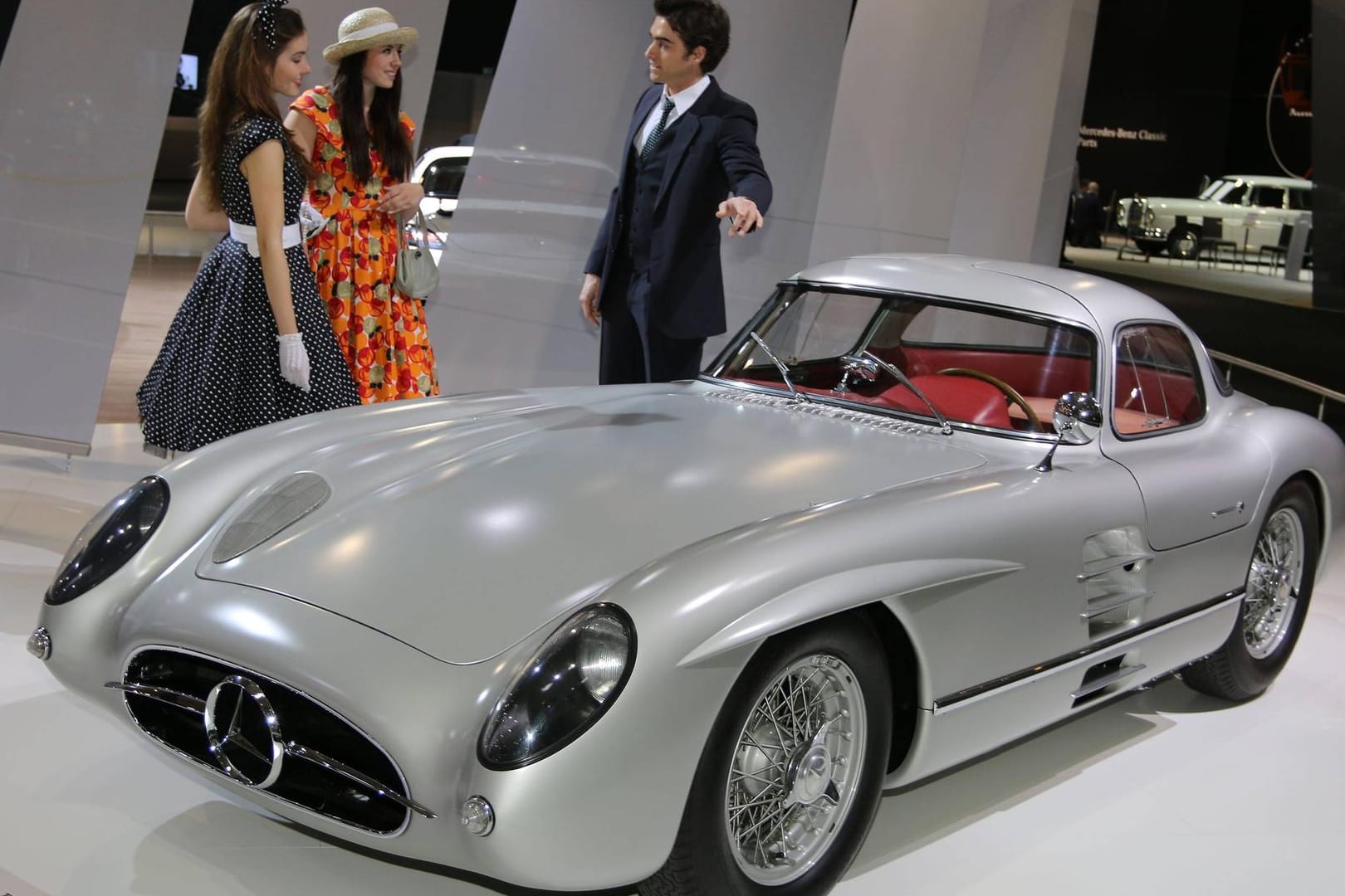 Models betrachten den Mercedes Benz 300 SLR Uhlenhaut Coupé: Bei einer Versteigerung wurde der Wagen zum teuersten Fahrzeug der Welt.