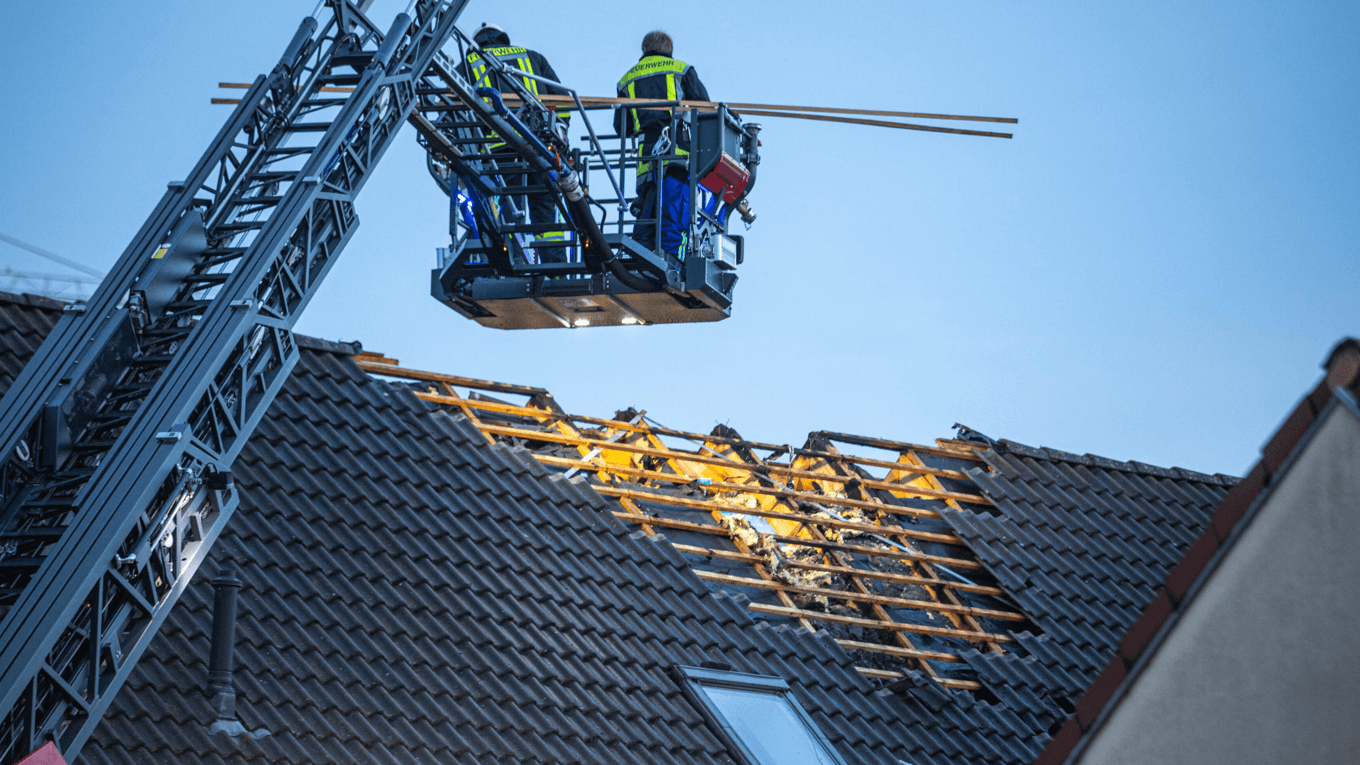 Feuerwehrleute im Einsatz: Das Haus konnte nur von außen gelöscht werden.