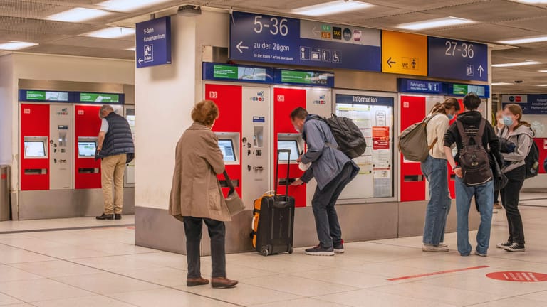 Fahrgäste kaufen Tickets am Automaten in München: Das 9-Euro-Ticket soll die Bürger für drei Monate entlasten.