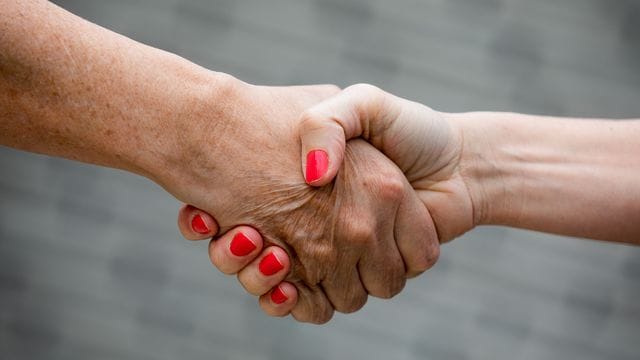 Ob ein fester Händedruck unerwünschte Folgen hat, hängt davon ab, was die Hände unseres Gegenübers berührt haben - und wann sie zuletzt gewaschen wurden.