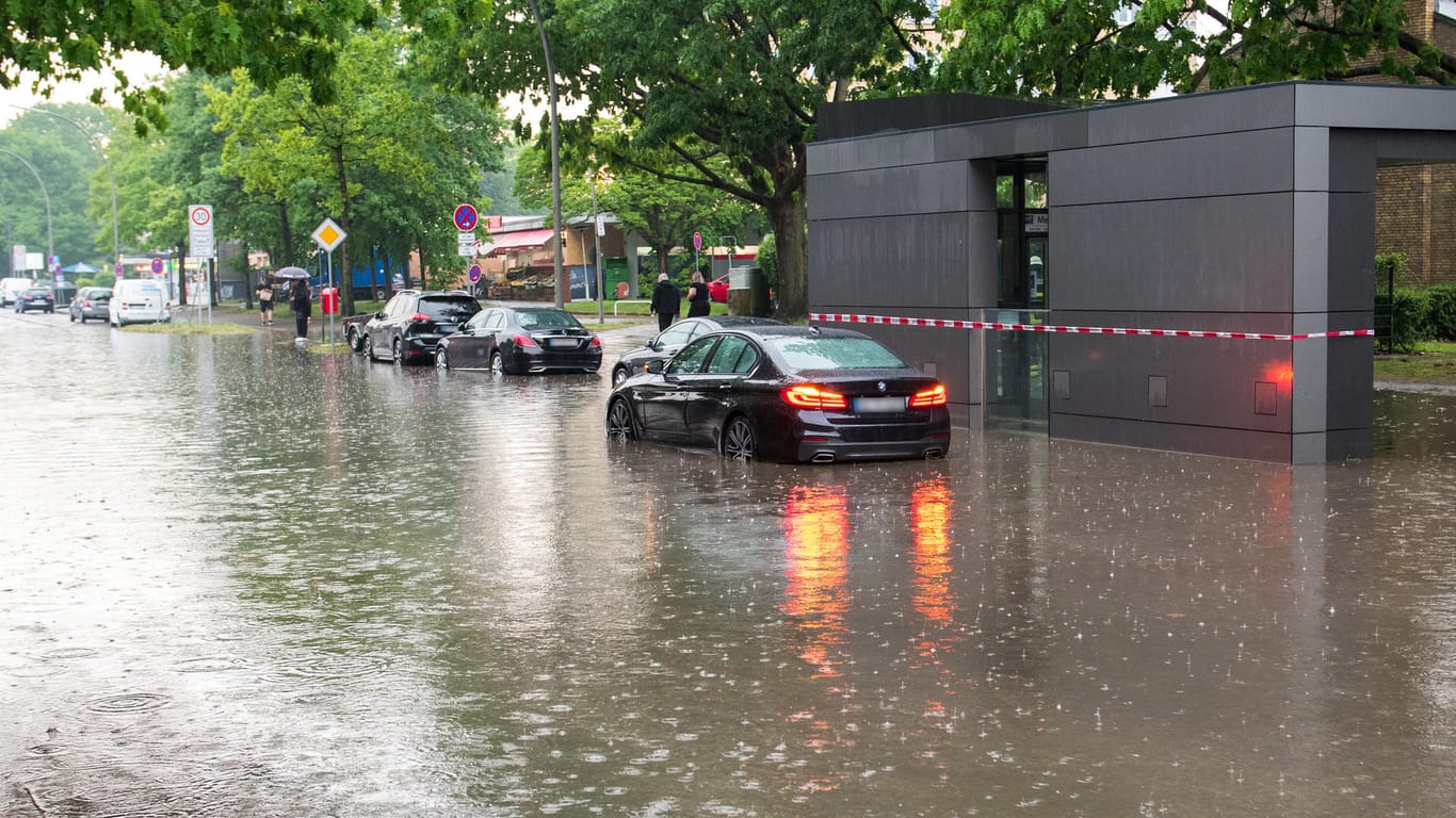 Ein Auto steht auf einer überfluteten Straße im Wasser: Die Feuerwehr Hamburg musste mehrfach ausrücken.