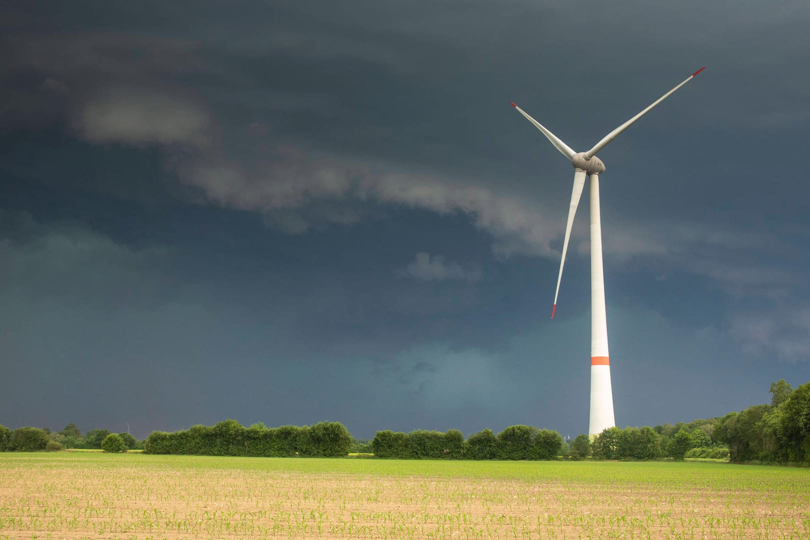 Der verdunkelte Himmel über Westdeutschland: Es kam zu zahlreichen Unwettereinsätzen.