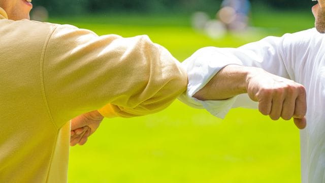 Begrüßung mit den Ellbogen