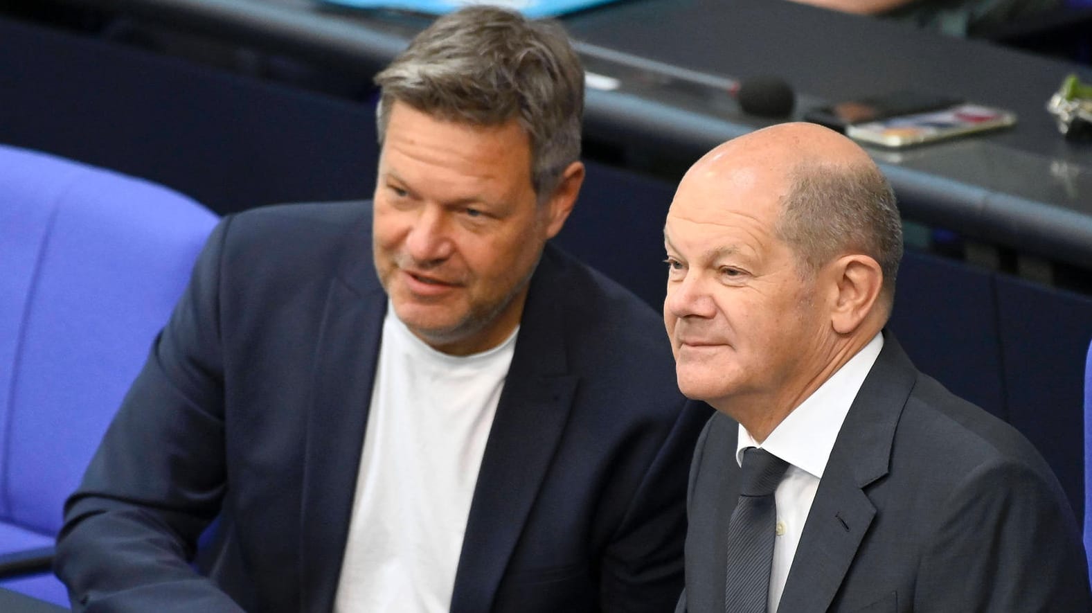 Robert Habeck (l.) und Olaf Scholz (r.): Von der Arbeit auf der Regierungsbank profitieren in den Meinungsumfragen vor allem die Grünen.