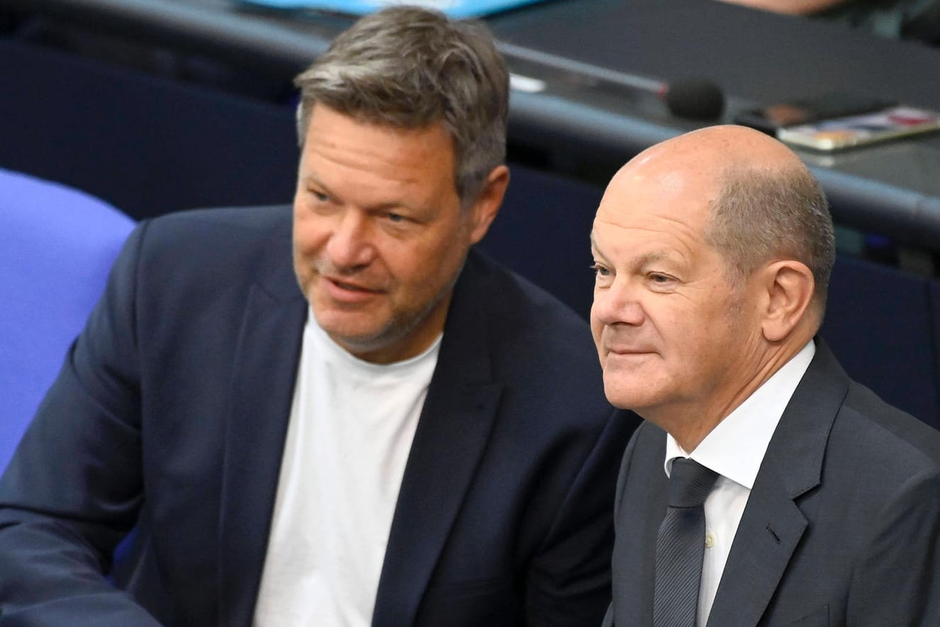 Robert Habeck (l.) und Olaf Scholz (r.): Von der Arbeit auf der Regierungsbank profitieren in den Meinungsumfragen vor allem die Grünen.