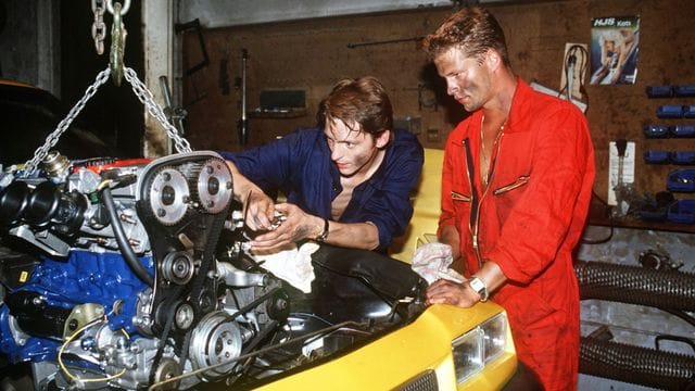 Til Schweiger (r) und Stefan Gabelhoff tunen einen Manta in einer Szene aus der Komödie "Manta, Manta" aus dem Jahr 1991.