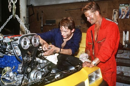 Til Schweiger (r) und Stefan Gabelhoff tunen einen Manta in einer Szene aus der Komödie "Manta, Manta" aus dem Jahr 1991.