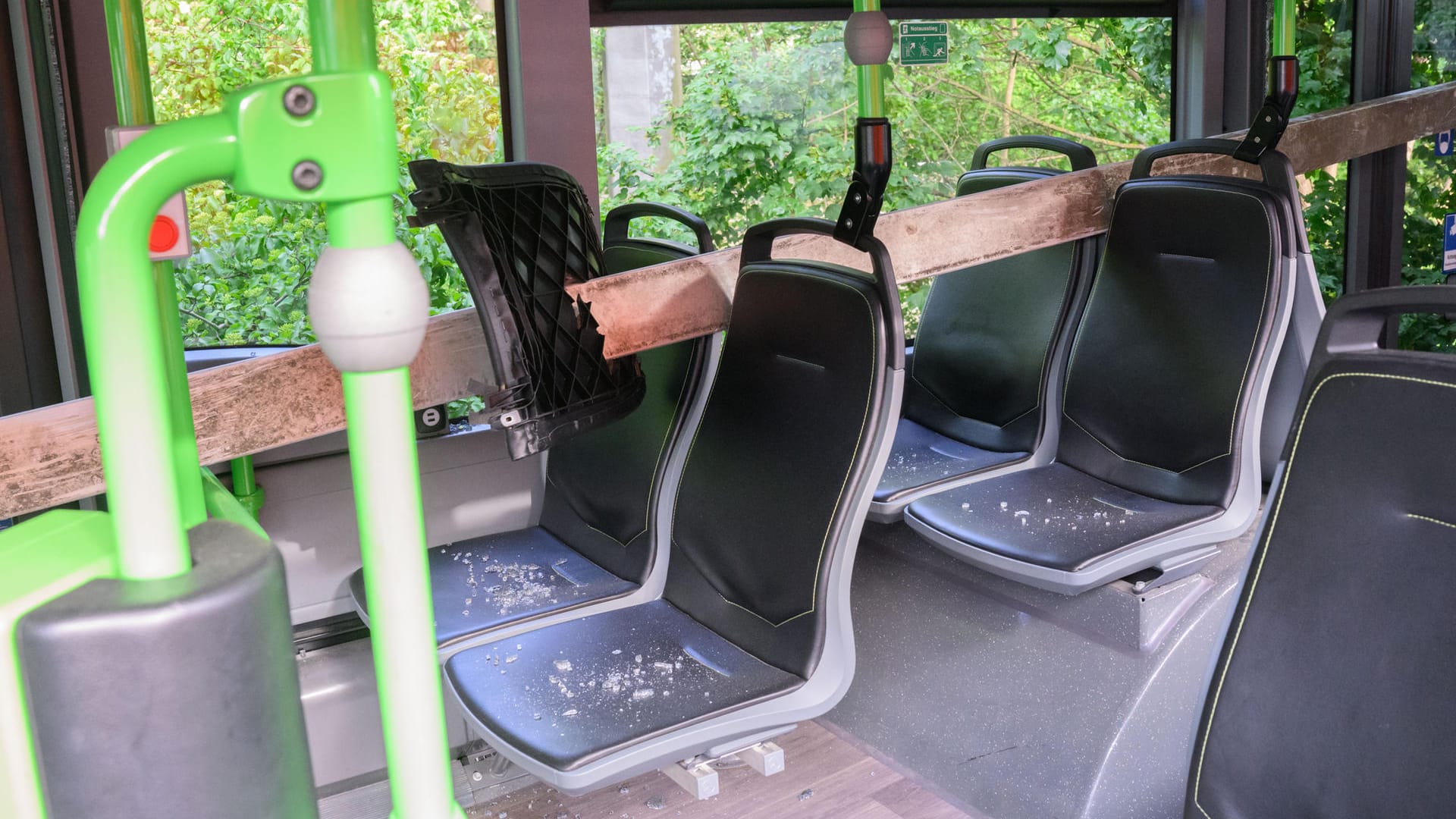 Der Handlauf eines Stahlgeländers im Bus: Das Stahlteil drang auf Kopfhöhe in den Bus ein. Der Handlauf eines Stahlgeländers im Bus: Das Stahlteil drang auf Kopfhöhe in den Bus ein.