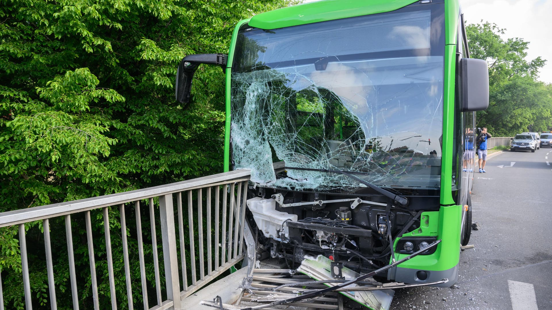 Der Unfallwagen: Der Elektrobus war in das Geländer gefahren und hatte sich verkeilt.