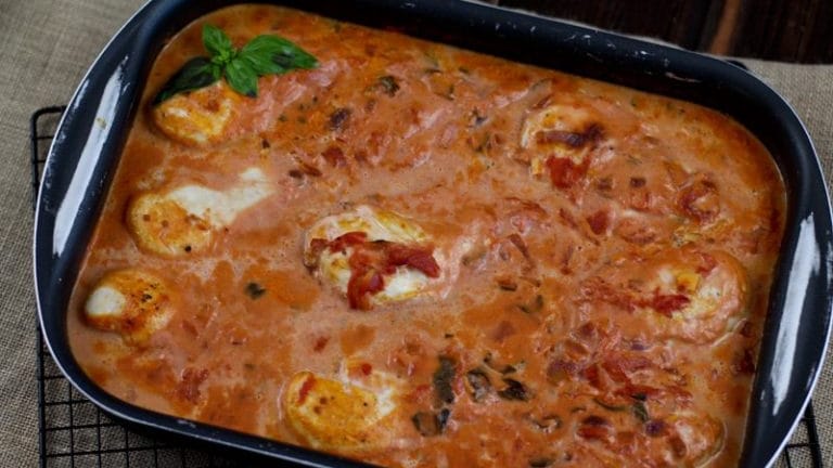 Hähnchenbrust in Tomatensoße: Mit verschiedenen Beilagen lässt sich ein leckeres Gericht für die ganze Familie schnell zubereiten.