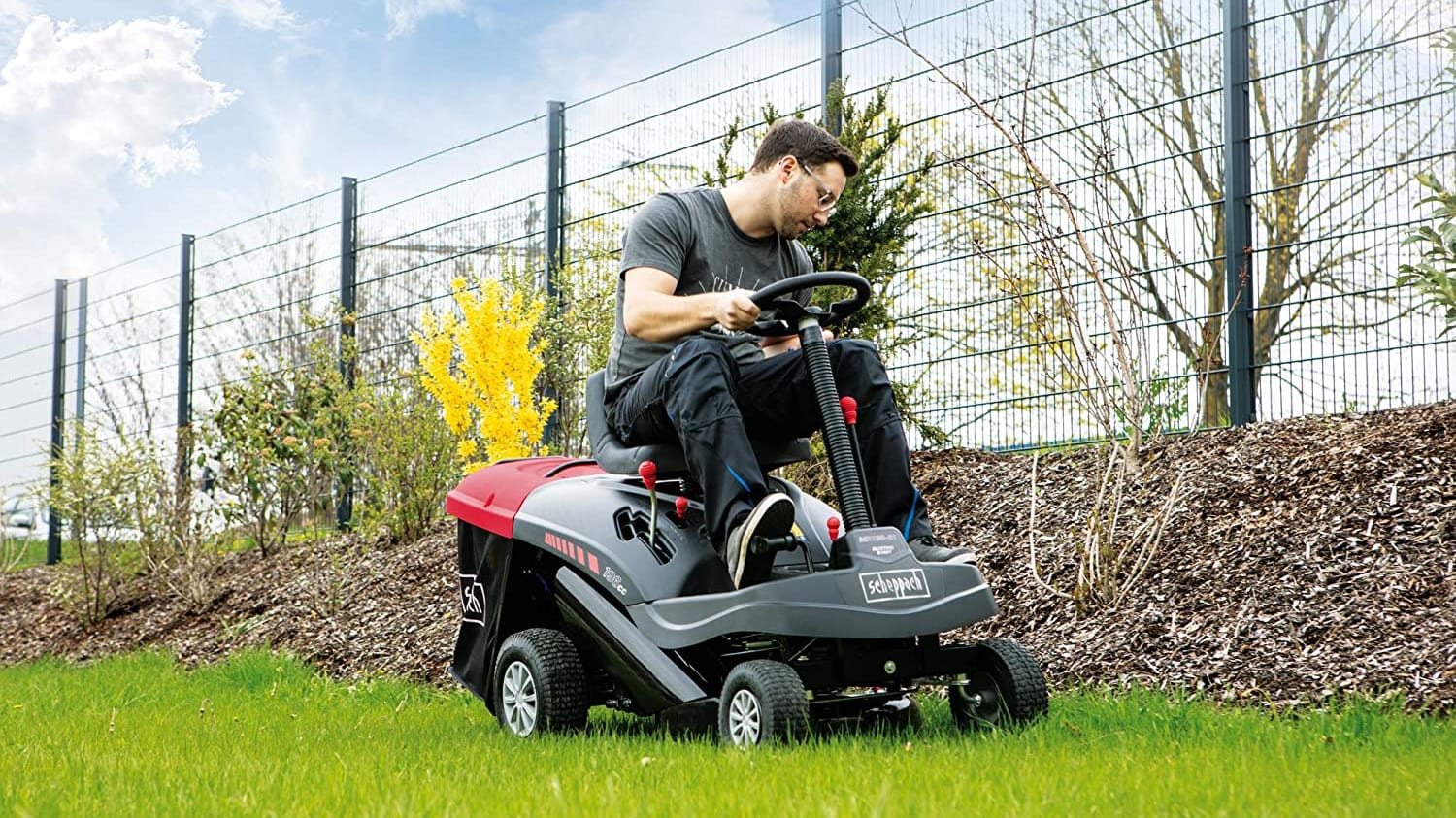 Gartengerät im Angebot: Einen Aufsitzrasenmäher von Scheppach erhalten Sie jetzt im Angebot bei Netto besonders günstig.