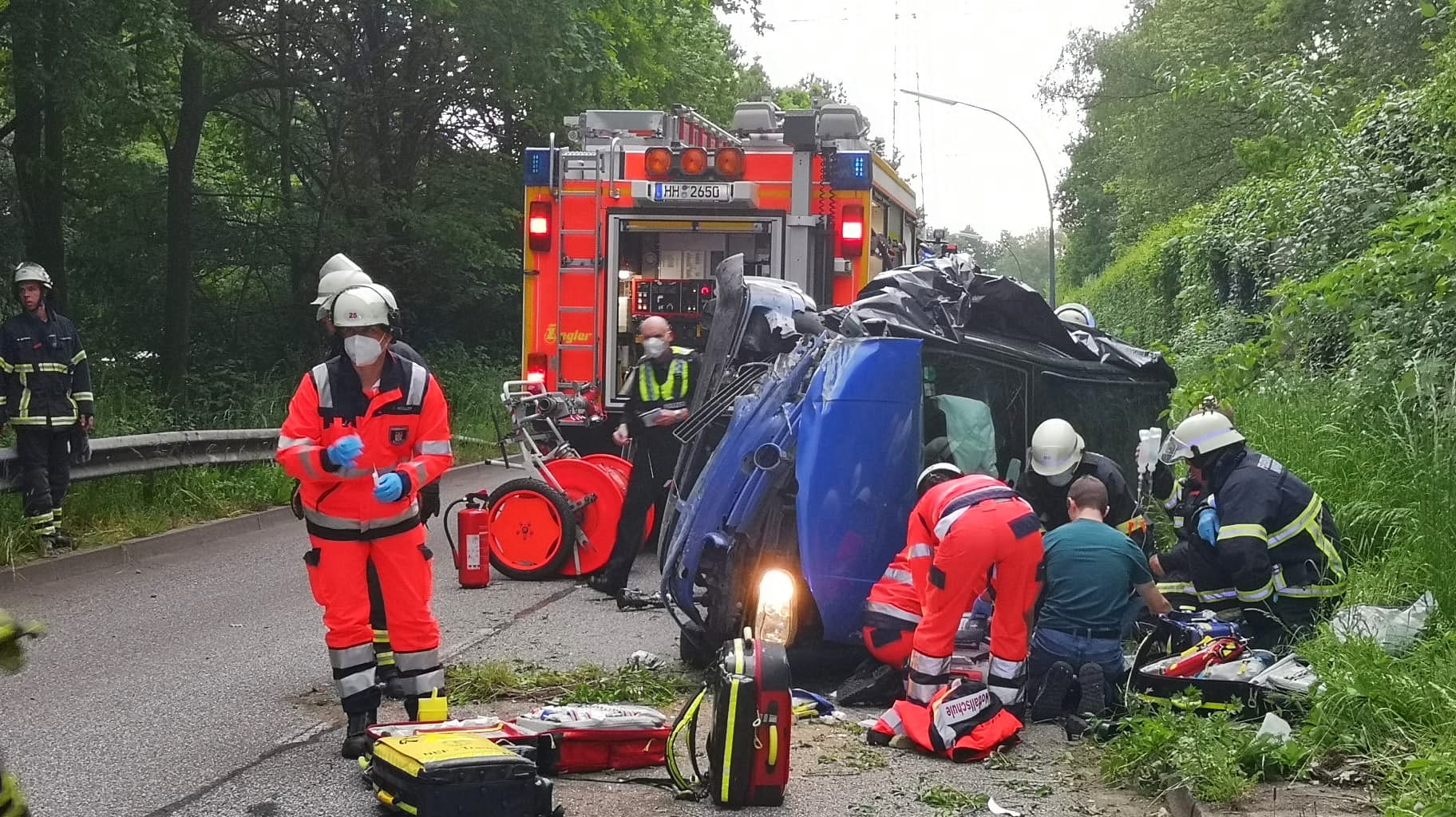Rettungskräfte und der Unfallwagen: Der Fahrer lag teilweise unter dem Auto.