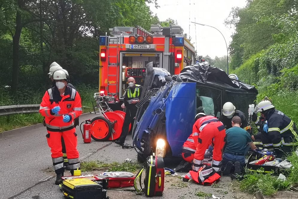 Rettungskräfte und der Unfallwagen: Der Fahrer lag teilweise unter dem Auto.