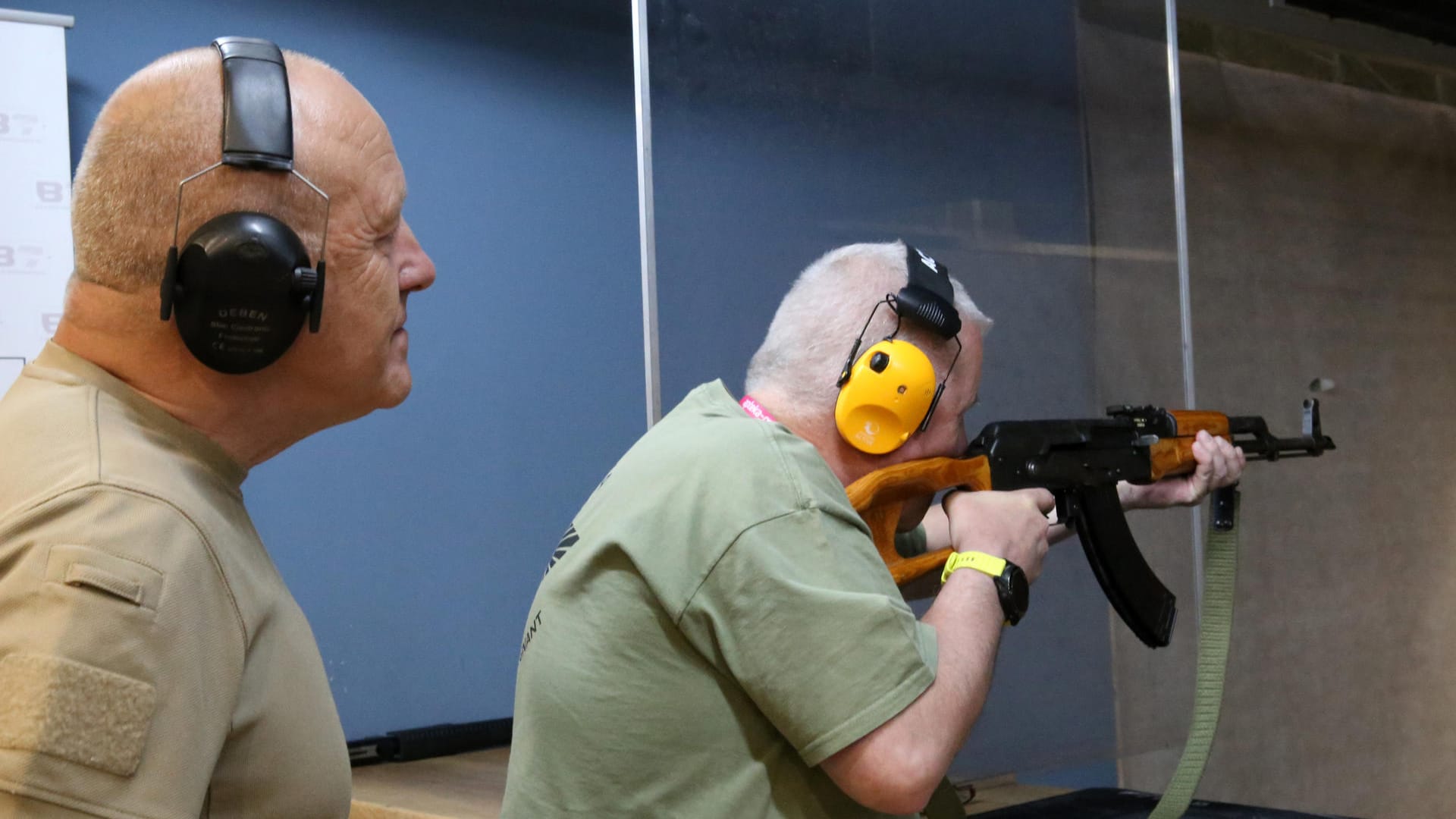 Umgang mit einer Kalaschnikow: Schießtrainer Krzysztof Przepiorka (l.) zeigt, wie man mit der Waffe umgehen sollte.