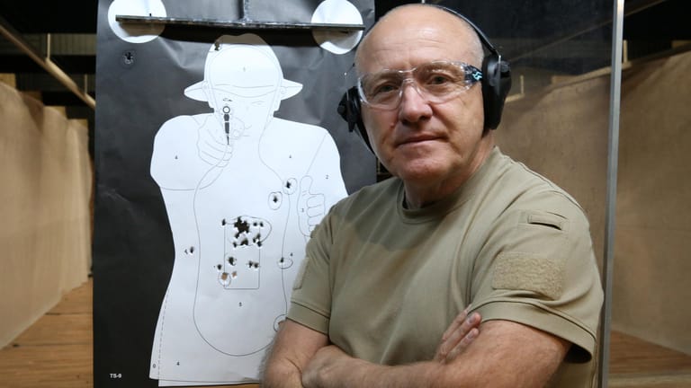 Krzysztof Przepiorka: Der ehemalige Oberstleutant möchte die polnische Bevölkerung den Umgang mit einer Waffe lehren.