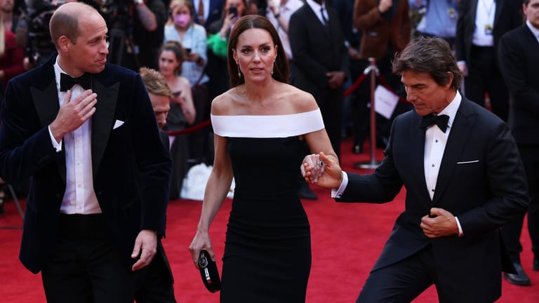 Tom Cruise als Gentleman: Hier führt er Herzogin Kate über den roten Teppich zu seiner Filmpremiere.