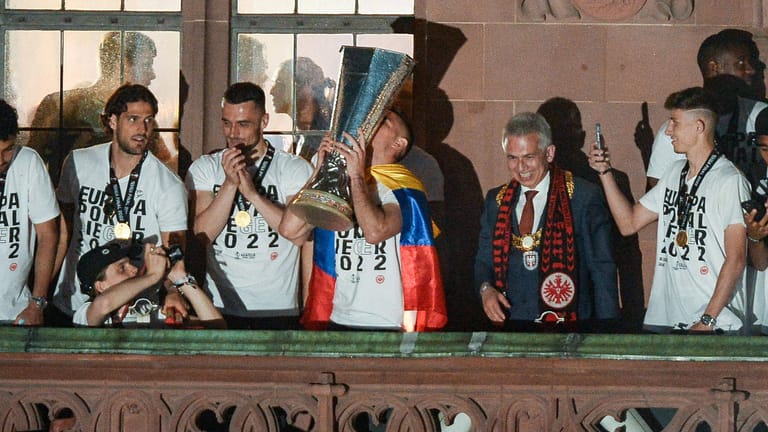Peter Feldmann (mit Eintracht-Schal) feiert mit der Mannschaft auf dem Balkon des Römer: Für seinen Auftritt erntete der Oberbürgermeister Spott.